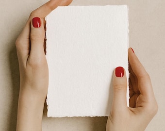 Handgemaakt wit gestructureerd papier in een verpakking van 10 stuks met vintage rafelige randen, geschikt voor trouwkaarten, kalligrafie, boekdruk, foliedruk en ander drukwerk.