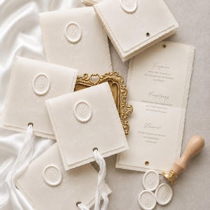 Personalisierte Menükarte Hochzeit aus handgeschöpftem Papier mit Seide, Transparentpapier & Wachssiegel gefaltet in Weiß oder Ivory