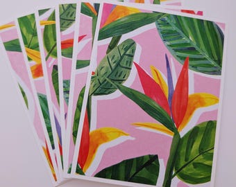 Pode incluir: Um conjunto de impressões de arte com um design botânico vibrante. As impressões apresentam um fundo rosa com um padrão repetido de flores tropicais e folhas verdes. As flores são em tons de vermelho, amarelo e laranja.