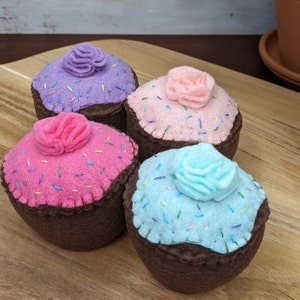 Felt play food, 4 felt chocolate cupcakes with frosting and sprinkles, eco friendly kid&#39;s toys, tea party desserts, childrens bake shop food