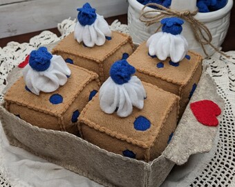 Felt blueberry cake set, felt play food, set of 4 blueberry cakes with whipped cream and blueberries on top Childrens bake shop, 9 piece set