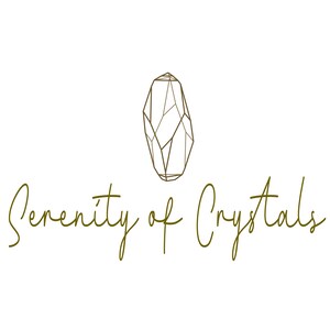 K&ouml;nnte beinhalten: Eine Linienzeichnung eines Kristalls in Braun, mit dem Text "Serenity of Crystals" darunter.