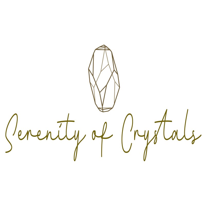 K&ouml;nnte beinhalten: Eine Linienzeichnung eines Kristalls in Braun, mit dem Text "Serenity of Crystals" darunter.