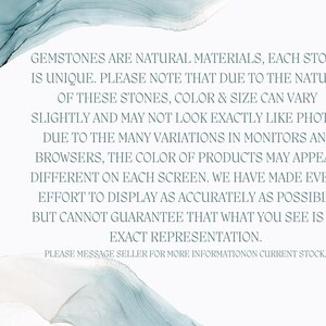 K&ouml;nnte beinhalten: Text auf wei&szlig;em Hintergrund mit einem blauen und wei&szlig;en abstrakten Design. Der Text lautet: "Edelsteine sind nat&uuml;rliche Materialien, jeder Stein ist einzigartig. Bitte beachten Sie, dass Farbe und Gr&ouml;&szlig;e aufgrund der Beschaffenheit dieser Steine leicht variieren k&ouml;nnen und m&ouml;glicherweise nicht genau wie auf dem Foto aussehen. Aufgrund der vielen Variationen von Monitoren und Browsern kann die Farbe der Produkte auf jedem Bildschirm unterschiedlich erscheinen. Wir haben alles getan, um die Produkte so genau wie m&ouml;glich darzustellen, k&ouml;nnen aber nicht garantieren, dass das, was Sie sehen, eine exakte Darstellung ist. Bitte kontaktieren Sie den Verk&auml;ufer f&uuml;r weitere Informationen zum aktuellen Lagerbestand."