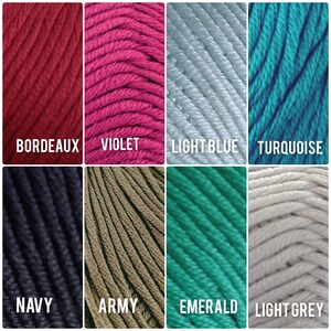 Op de afbeelding: Een verzameling garenklossen in verschillende kleuren, waaronder Bordeaux, Violet, Lichtblauw, Turquoise, Navy, Army, Emerald en Lichtgrijs.