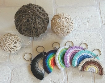 Llavero arcoíris de crochet hecho a mano