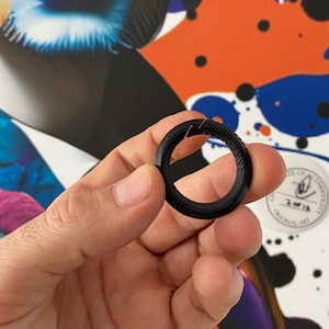 Bague fendue en titane DIGI / Ultra légère - Ultra résistante / Titane grade 5 / • 1,25 po. de diamètre Modèle : PVD noir - Accessoires pour porte-clés