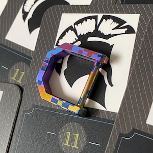 Porte-clés NUMÉRIQUE À BOUCLE EN D LOCK-LOCK • Titane massif grade 4 édition numérique limitée • 1x par commande/clé personnalisée robuste