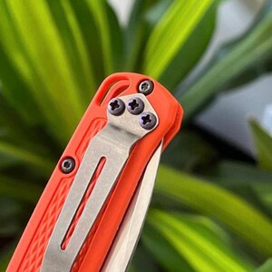 Vis à clip de poche Benchmade • PHILLIPS EN TITANE violet anodisé • Modèles Benchmade répertoriés dans la description Longueur moyenne 3 vis par commande