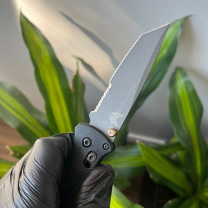 Many Benchmade Models • MINI EYES Thumb Stud • Compatibility In Description • Hardware Upgrade • 1x Stud / Gold Trim - Clear Zirconium