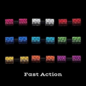 Puede incluir: Una colección de cierres metálicos de colores, incluyendo rosa, plateado, rojo, azul, turquesa, verde, dorado, naranja y morado, sobre un fondo negro. El texto "Fast Action" se muestra en la parte inferior.