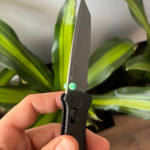Many Benchmade Models • DESIGN EYES Thumb Stud • Compatibility In Description • Hardware Upgrade • 1x Stud / Cubic Green