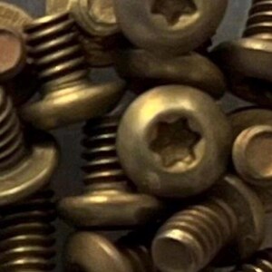Vis à clip de poche fabriquées sur mesure • Torx en titane doré anodisé • Modèles fabriqués sur mesure répertoriés dans la description • Longueur moyenne • 3 vis par commande