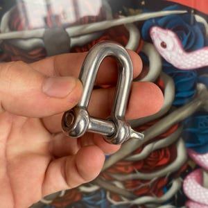 D-Buckel KEY-LOCK Keychain Accessory Industrial Grade Stainless Steel Heavy Duty Extra Strong Build Twist Closure Medium: 2” x 1.25” Inch