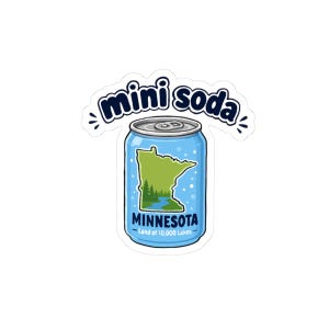 Può includere: Un adesivo raffigurante una lattina di bibita azzurra con la scritta mini soda arcuata sopra. La lattina mostra una mappa verde del Minnesota con un grafico di bosco e fiume, insieme al testo MINNESOTA Land of 10,000 Lakes in blu scuro.