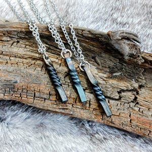 Colgante primitivo trenzado forjado a mano - Amistad y amor