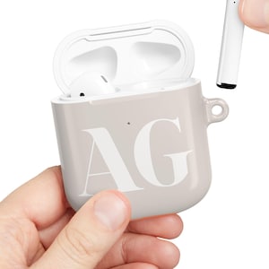 Capa personalizada para Airpod Pro, capa fofa para Airpod 4, capa para Airpod 3 com iniciais bege, capa personalizada para AirPods com chaveiro, presente fofo