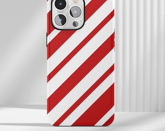 Puede incluir: Una funda de teléfono inteligente con un patrón de rayas diagonales rojas y blancas. La funda tiene un acabado brillante y un borde negro. Las lentes de la cámara son visibles en la parte superior.
