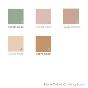 Może przedstawiać: Pięć pr&oacute;bek kolor&oacute;w z nazwami: Desert Sage, Desert Rose, Howdy Partner, Desert Sand, Sabre Sand.  More Colors Coming Soon! jest napisane pod pr&oacute;bkami.