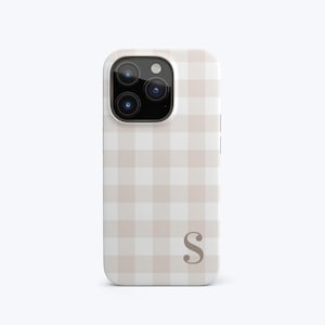 May include: A phone case with a beige and white gingham pattern. The case has a camera cutout and a single letter "S" in a serif font at the bottom. The case is designed to fit a smartphone.