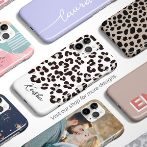 Puede incluir: Una colecci&oacute;n de fundas para tel&eacute;fonos inteligentes con varios dise&ntilde;os. Las fundas incluyen una funda lila con un nombre en cursiva, una funda con estampado de leopardo y una funda con la foto de una pareja. Tambi&eacute;n se ve el texto "Visit our shop for more designs".