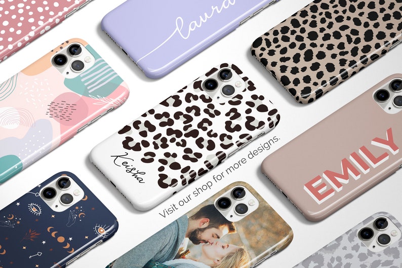 Puede incluir: Una colecci&oacute;n de fundas para tel&eacute;fonos inteligentes con varios dise&ntilde;os. Las fundas incluyen una funda lila con un nombre en cursiva, una funda con estampado de leopardo y una funda con la foto de una pareja. Tambi&eacute;n se ve el texto "Visit our shop for more designs".