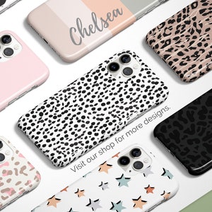 Puede incluir: Una colecci&oacute;n de fundas para tel&eacute;fonos con varios dise&ntilde;os. Las fundas presentan patrones como estampados de animales, lunares y estrellas. Algunas fundas tienen nombres como "Emily" y "Chelsea" impresos. Las fundas son en tonos rosa, negro, blanco y verde.
