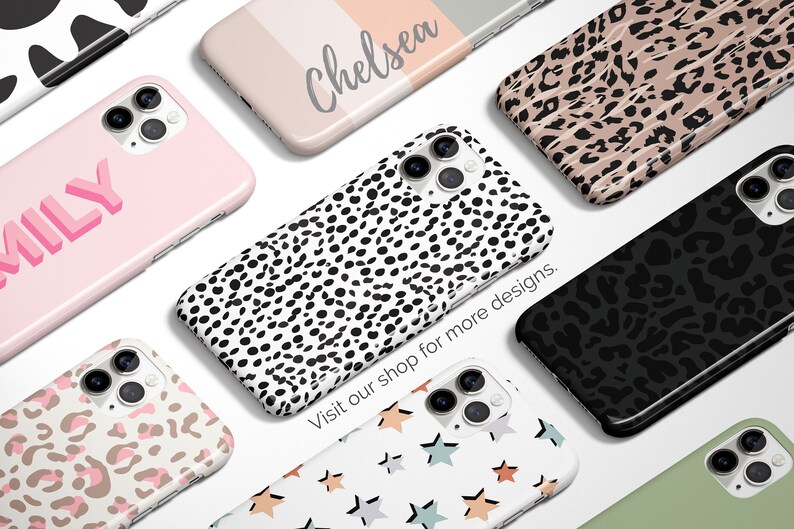 Puede incluir: Una colecci&oacute;n de fundas para tel&eacute;fonos con varios dise&ntilde;os. Las fundas presentan patrones como estampados de animales, lunares y estrellas. Algunas fundas tienen nombres como "Emily" y "Chelsea" impresos. Las fundas son en tonos rosa, negro, blanco y verde.