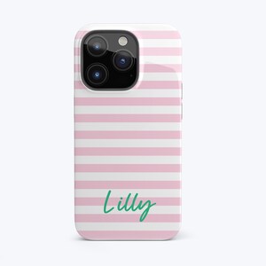 K&ouml;nnte beinhalten: Eine rosa-wei&szlig;e gestreifte Handyh&uuml;lle mit dem Namen "Lilly" in gr&uuml;n unten.