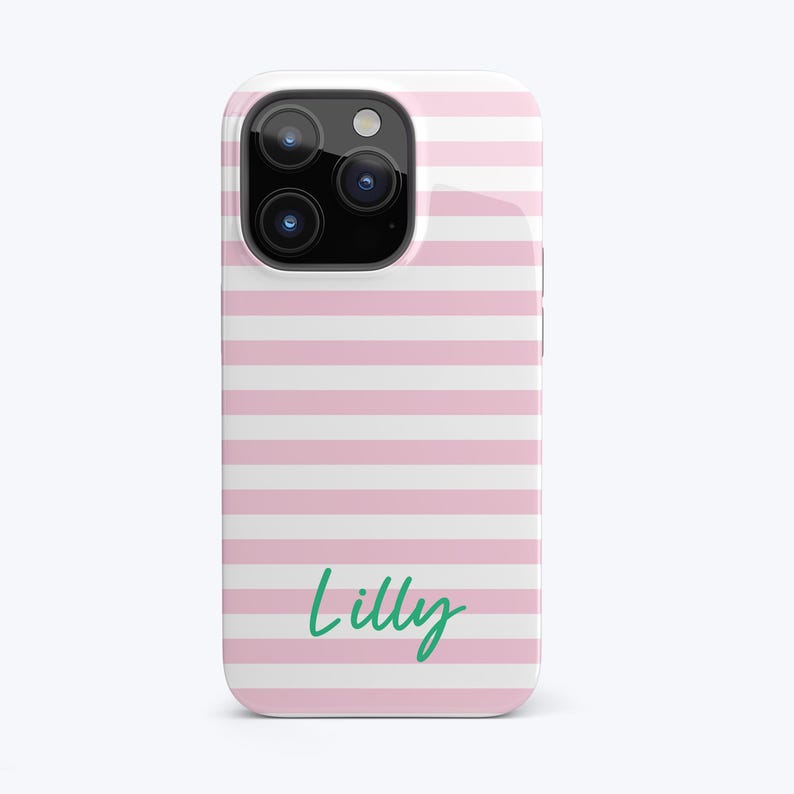 K&ouml;nnte beinhalten: Eine rosa-wei&szlig;e gestreifte Handyh&uuml;lle mit dem Namen "Lilly" in gr&uuml;n unten.