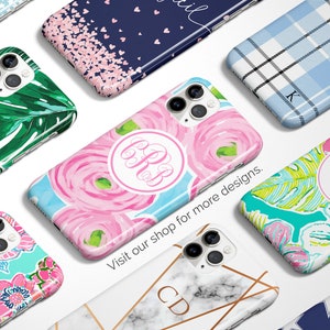Puede incluir: Una colecci&oacute;n de fundas de tel&eacute;fono coloridas con varios dise&ntilde;os, incluyendo patrones florales, m&aacute;rmol y formas geom&eacute;tricas. Algunas fundas presentan iniciales o nombres. La imagen incluye el texto "Visit our shop for more designs."