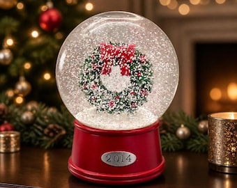 Retro 2014 Christmas Wreath Wind Up Musical Snow Globe with Footed Red Base (Featuring "We Wish You a Merry Christmas")