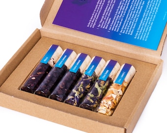 Puede incluir: Una caja de cartón con seis viales de vidrio que contienen botánicos secos para hacer ginebra. Los viales están etiquetados con los nombres botánicos: Juniperus communis, Citrus limon, Citrus aurantium, Citrus sinensis L. y Hibiscus.