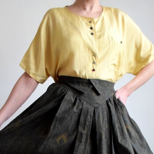 Blusa vintage de seda amarilla pálida de los años 80, blusa amarilla pastel, alta costura Marco Pecci, blusa de seda estilo resort, top de verano de seda de manga corta