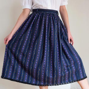 Falda Dirndl con estampado floral vintage, falda folklórica austriaca de los años 90, cintura de 76 cm
