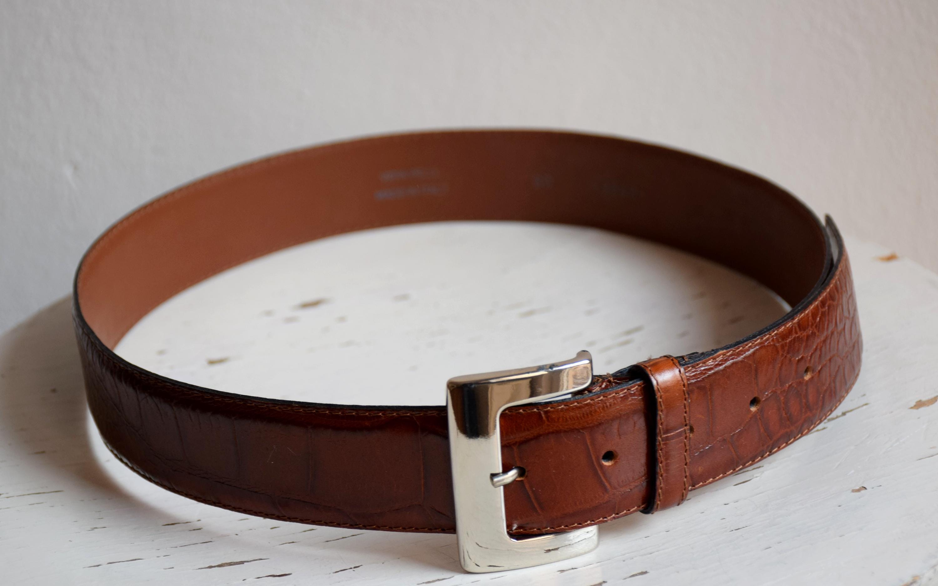 Vintage Brown Croc Embossed Leather Ladies Belt Size Large 80’s 90’s eclectic 90s Calfskin Leather Croc Embossed Dark Honey Brown Fashion  main image 4