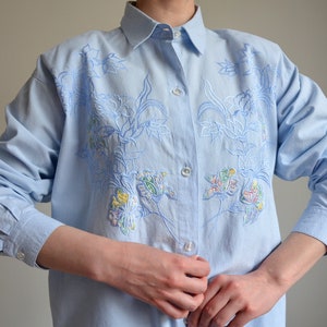 Vintage 90s Embroidered Folk Blouse, Floral Embroidery & Applique Peasant Blouse, Women's Oversized Collar Shirt, Soft Blue Button Up Blouse image 4