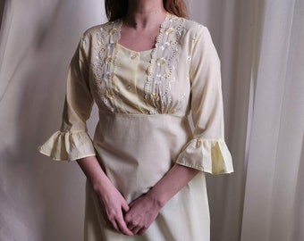 Vintage 70s Long Nightgown, Floral Embroidery Nightgown, Pale Yellow Nightdress, Flare Sleeve 70s Nightdress , Ankle Length Nightgown, sz L
