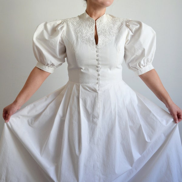 Vintage 80er Jahre Trachtenkleid, Cremeweißes Baumwollkleid mit Puffärmeln, Besticktes Braut Dirndl Kleid, Cottage Kern Kleid