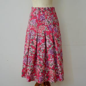 Vintage 90er Jahre Laura Ashley Pink Blumen Rock, Plissee Sommer Midi Rock, Prairie Romantic Style, Made in Great Britain, 27 inch Taille, Größe M