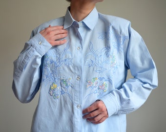 Camicetta folk ricamata vintage anni '90, ricamo floreale e camicetta contadina applique, camicia colletto oversize da donna, camicetta abbottonata blu morbida