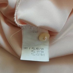 以下が含まれることがあります： 「100% Polyester, Pol Ester, Poliestere」と番号「3768」が書かれた白い布のラベルです。