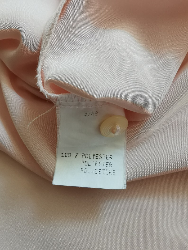 以下が含まれることがあります： 「100% Polyester, Pol Ester, Poliestere」と番号「3768」が書かれた白い布のラベルです。