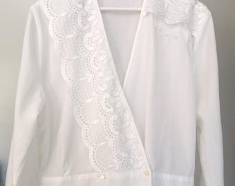 80年代ヴィンテージのホワイトレースブラウス、Vネックカラーシャツ、花柄刺繍トップス、ラップシャツ、長袖トップス、フォーマルイベントブラウス