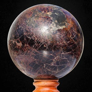 Esfera de cristal de granate rojo de 185 mm, piedra metafísica para el chakra del aura imagen 7