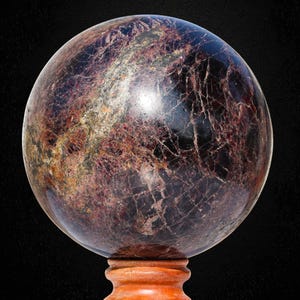 Esfera de cristal de granate rojo de 185 mm, piedra metafísica para el chakra del aura imagen 11