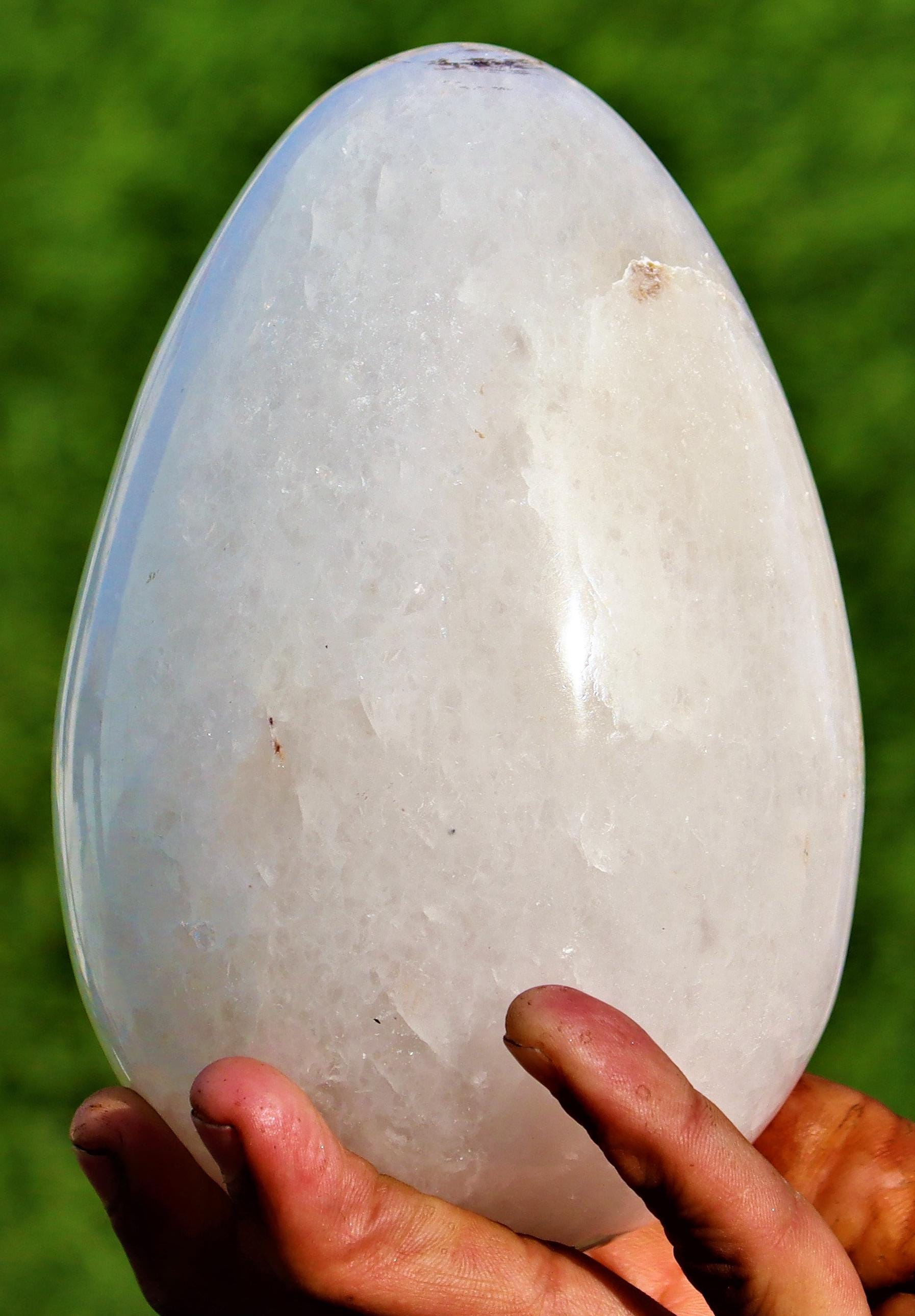 Grande uovo di pietra di petalite bianca: cristallo curativo caricato Reiki
