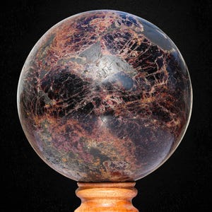 Esfera de cristal de granate rojo de 185 mm, piedra metafísica para el chakra del aura imagen 3