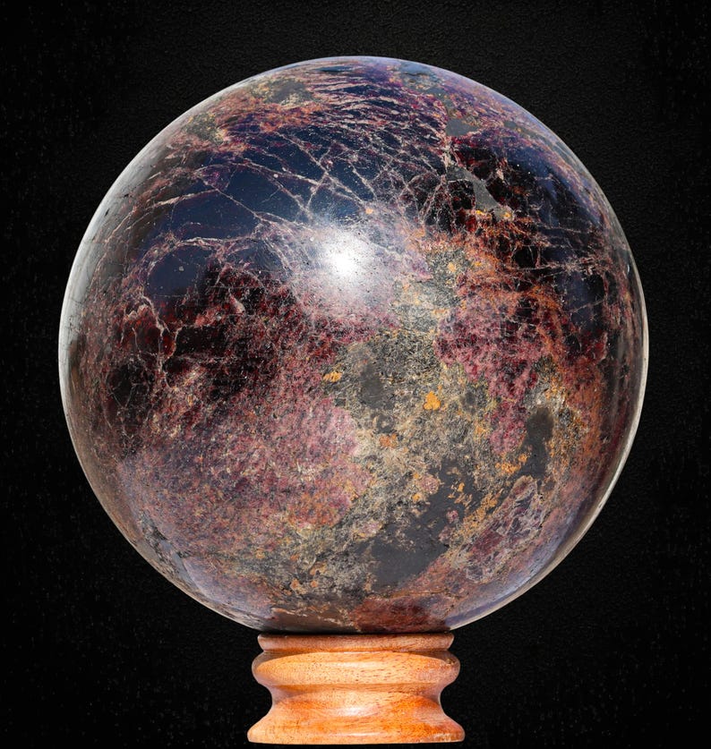 Esfera de cristal de granate rojo de 185 mm, piedra metafísica para el chakra del aura imagen 2