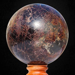 Esfera de cristal de granate rojo de 185 mm, piedra metafísica para el chakra del aura imagen 6